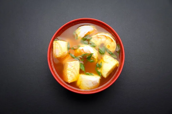 Soppa curry med skaldjur på tabellen svart. — Stockfoto
