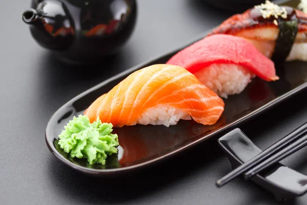 Tonijn, zalm en paling sushi nigiri op de zwarte lijst — Stockfoto