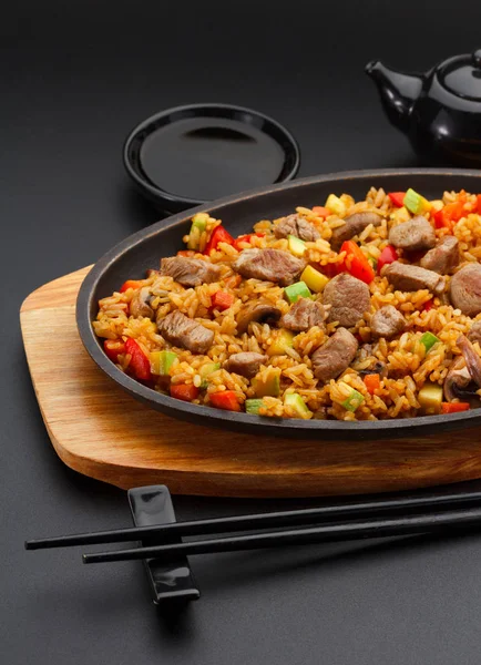 Японская кухня. Рис со свининой на черном фоне . — стоковое фото