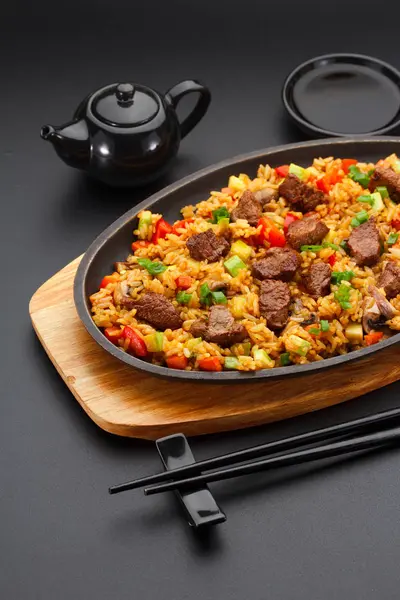 Cozinha japonesa. Arroz com vitela sobre fundo preto . — Fotografia de Stock