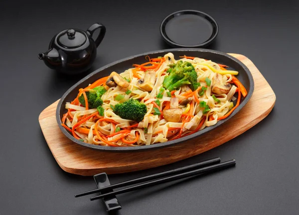 アジア食品。黒いテーブルの上の野菜入りうどん — ストック写真