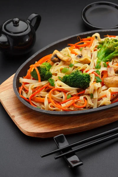Asia comida. Udon fideos con verduras en una mesa negra — Foto de Stock