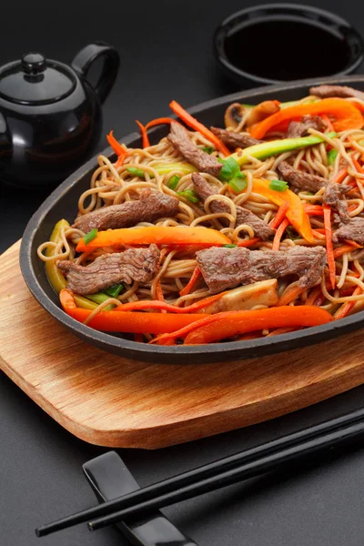 Fideos soba con ternera sobre fondo negro —  Fotos de Stock