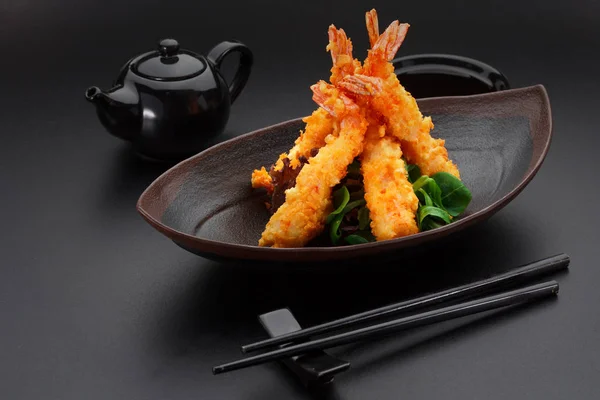 Siyah bir plaka üzerinde tempura karides — Stok fotoğraf