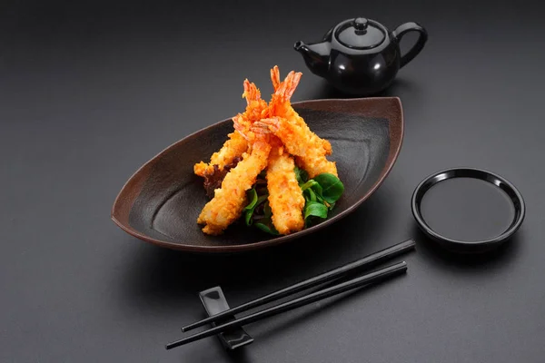 Tempura shrimp on a black plate — Stock Photo, Image