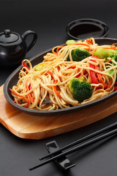 Asia comida. Udon fideos con verduras en la mesa negra . —  Fotos de Stock
