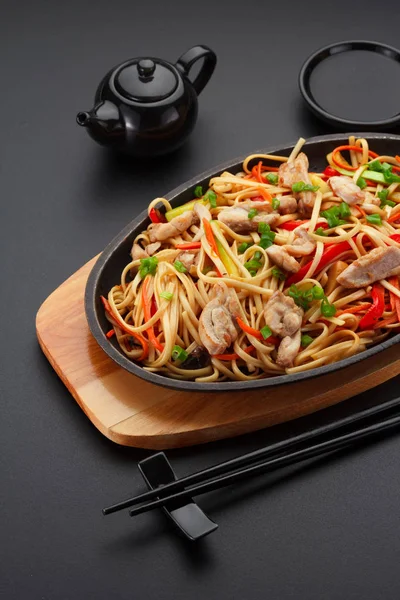 Asia comida. Tallarines con pollo en la mesa negra . —  Fotos de Stock