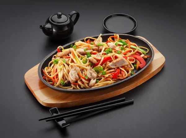 Asia comida. Tallarines con pollo en la mesa negra . — Foto de Stock