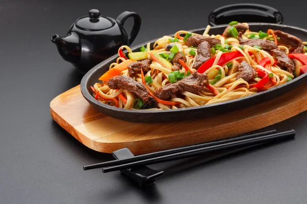 Asia comida. Fideos Udon con ternera en la mesa negra . —  Fotos de Stock