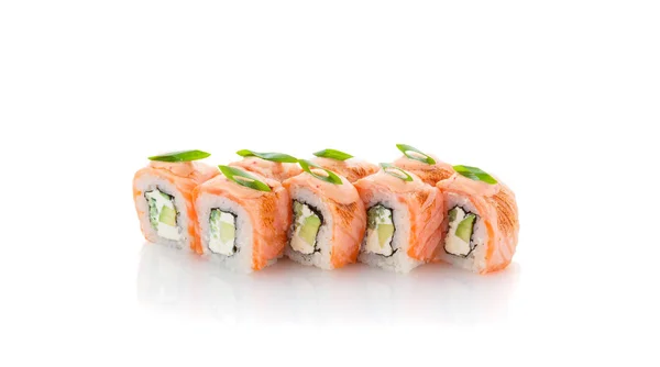 Rollo de sushi de salmón con aguacate, cebolla verde y salsa de especias aisladas sobre fondo blanco — Foto de Stock