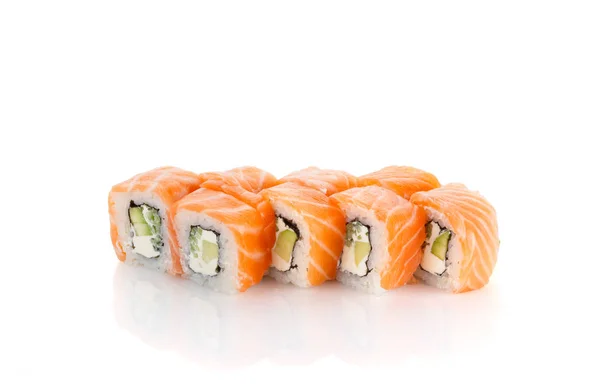 Filadelfia classico sushi roll isolato su sfondo bianco — Foto Stock