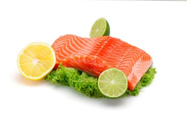 Kireç ve beyaz arka plan üzerinde izole limon ile taze Çiğ somon fileto