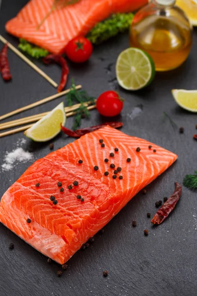 Frischer roter Fisch (Lachsfilet) und Tomaten, Limette und Chilischote sind bereit zum Kochen. — Stockfoto