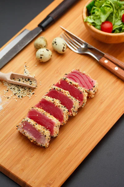 Filet z tuńczyka z grilla na płycie. — Zdjęcie stockowe