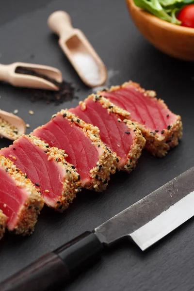 Grillezett tonhal filé szezámmagos kő lemez. — Stock Fotó