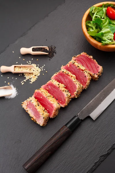 Gegrilde tonijn filet met sesam op een stenen plaat. — Stockfoto