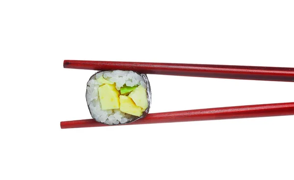 Ein Frieden von Avocado Sushi Maki in roten Stäbchen aus Holz isoliert auf weißem Hintergrund — Stockfoto