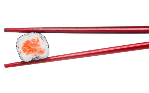 Een vrede van zalm sushi maki in houten rode stokjes geïsoleerd op witte achtergrond — Stockfoto