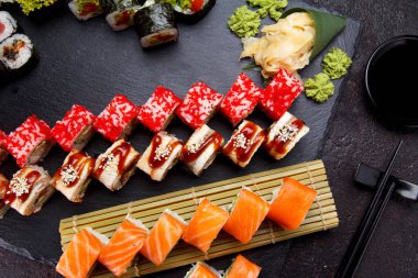 Japon mutfağı. Bir taş plaka ve arka plan üzerinde taze malzemelerle suşi roll.