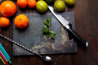 Bir taş zemin üzerine taze olgun turuncu.