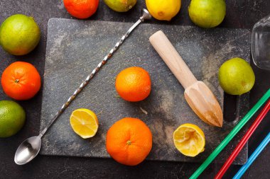 Bir taş zemin üzerine taze olgun turuncu.