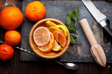 Bir taş zemin üzerine taze olgun turuncu.