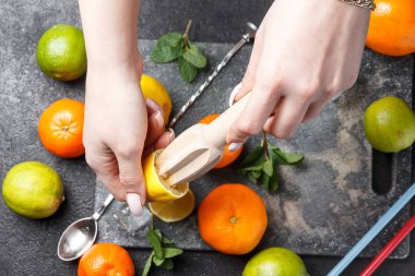 Bir taş zemin üzerine taze olgun turuncu.