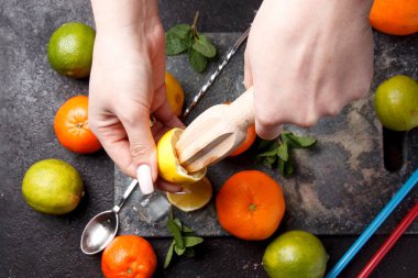 Bir taş zemin üzerine taze olgun turuncu.