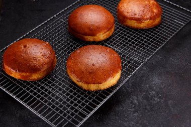 Lezzetli taze yeni pişmiş çörekler ahşap arka plan üzerinde demir ızgara üzerinde