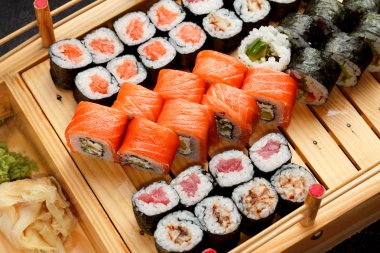 Japon mutfağı. Suşi bir ahşap plaka ve karanlık beton arka plan ayarlamak.