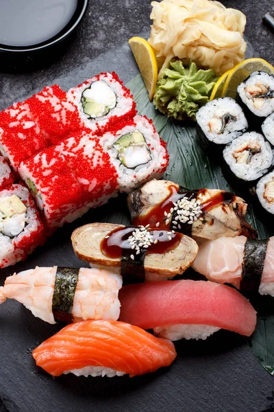 Cocina japonesa. Sushi fijado en una placa de piedra y fondo de hormigón . —  Fotos de Stock