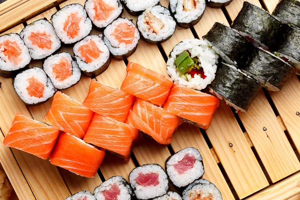 Dania kuchni japońskiej. Sushi na drewnianej tablicy.. — Zdjęcie stockowe