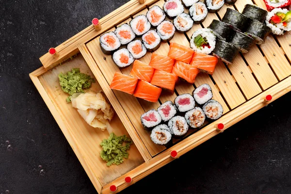 Japonská kuchyně. Sushi na dřevěnou desku a konkrétní pozadí.. — Stock fotografie
