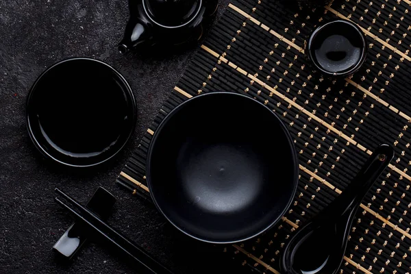 Cozinha japonesa. Conjunto para sushi ou outra comida asiática e fundo de concreto escuro . — Fotografia de Stock