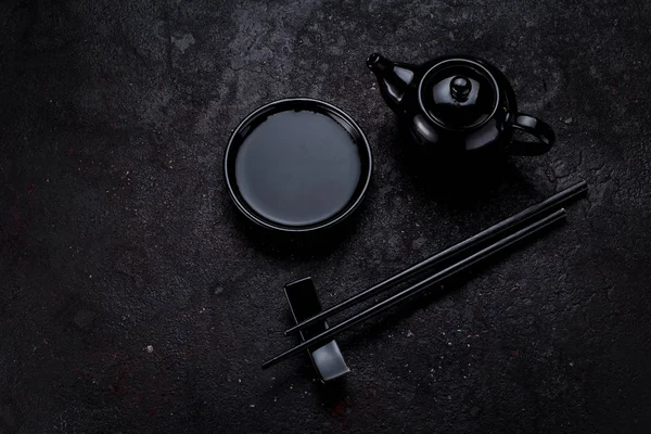 일본 요리입니다. 초밥과 차 어두운 콘크리트 배경 설정. — 스톡 사진