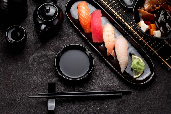 Sushi Ställ på en svart platta och miso soppa över mörk konkreta bakgrund — Stockfoto
