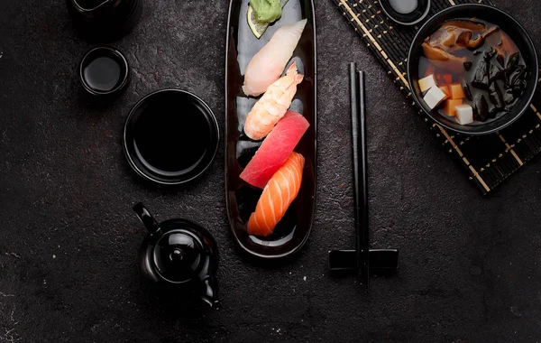 Sushi Ställ på en svart platta och miso soppa över mörk konkreta bakgrund — Stockfoto