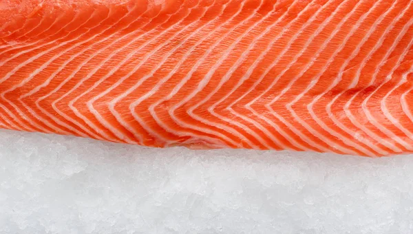 氷の上の新鮮な鮭の切り身 — ストック写真