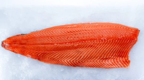 Buzlu taze somon filetosu.