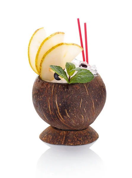 Cóctel de coco de fruta fresca con hielo aislado sobre fondo blanco — Foto de Stock