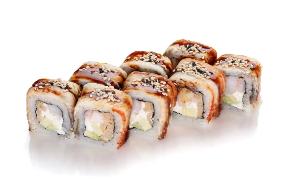 Cocina japonesa. Rollo de sushi de anguila aislado sobre fondo blanco . — Foto de Stock