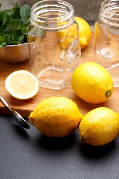 Žlutá citronová šťáva je připravena k odšťavňování na černý stůl — Stock fotografie