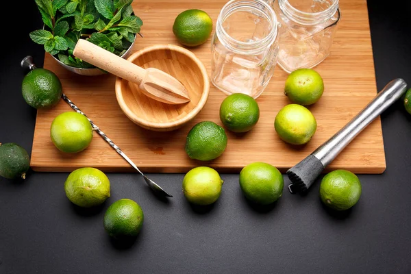 La cal es preparada para el jugo en la mesa negra — Foto de Stock