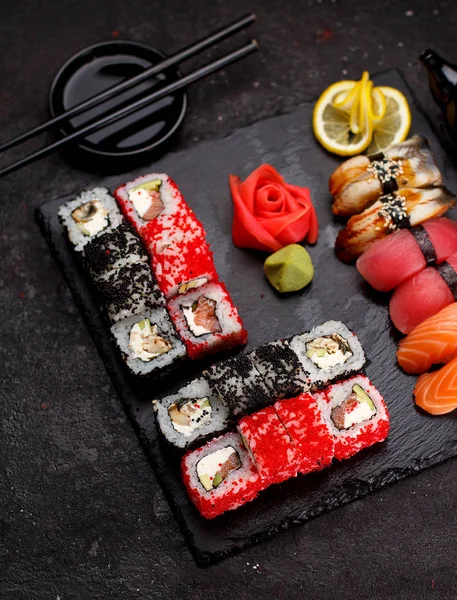 Cozinha japonesa. conjunto de sushi. — Fotografia de Stock