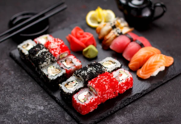 Cozinha japonesa. conjunto de sushi. — Fotografia de Stock