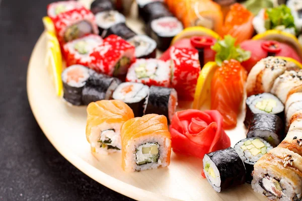 Japońska kuchnia. zestaw sushi. — Zdjęcie stockowe