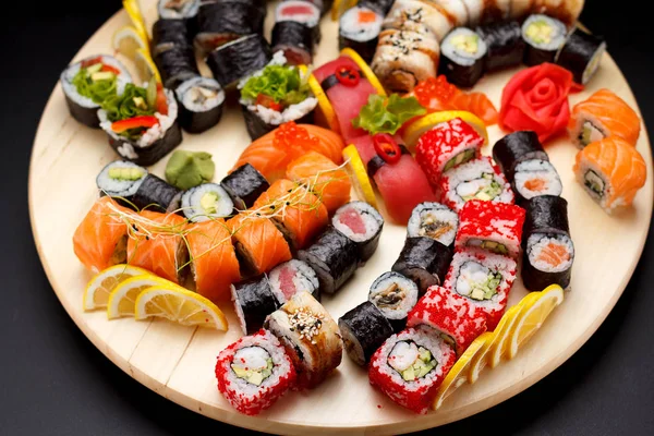Японская кухня. набор суши. — стоковое фото