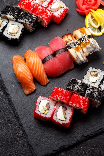 Cozinha japonesa. conjunto de sushi. — Fotografia de Stock