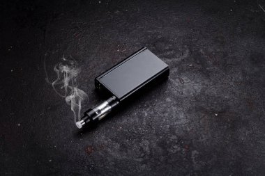 Beton koyu arka plan üzerinde bir elektronik sigara