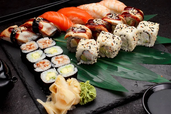 Japanese cuisine. Sushi. — Stock Photo, Image